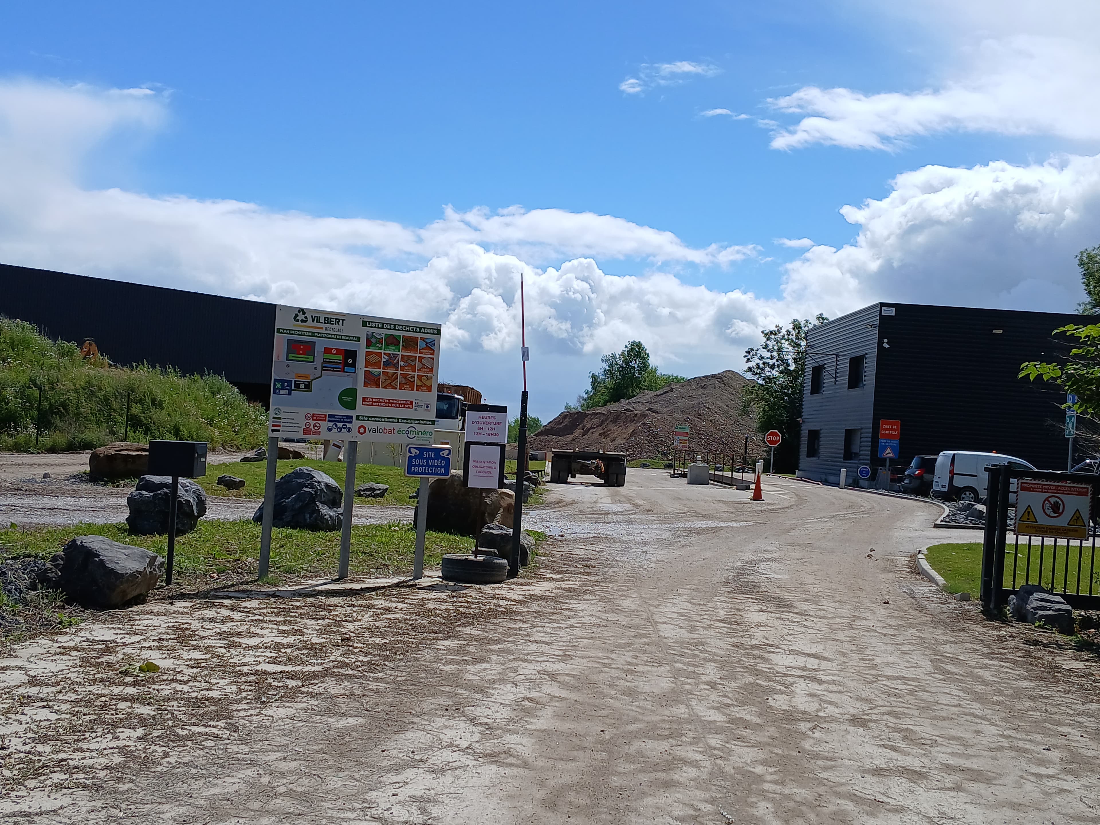 Entrée de la déchetterie professionnelle Vilbert Recyclage — Beauval (80)